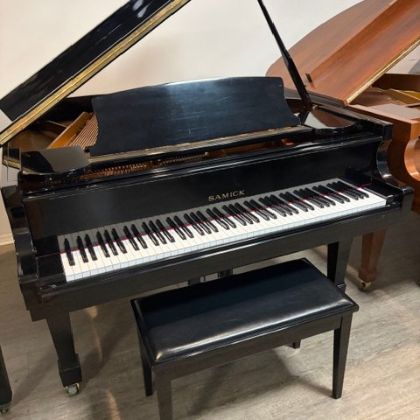 /pianos/pre-owned-pianos/used-grand-pianos/Samick-5’-baby-grand-