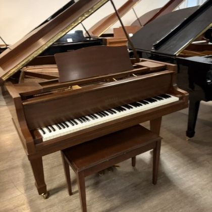 /pianos/pre-owned-pianos/used-grand-pianos/Yamaha-5’8-grand-piano-in-satin-walnut