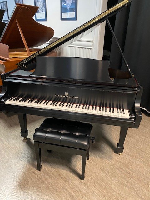 Steinway and Sons Model M 5’7 Grand Piano 