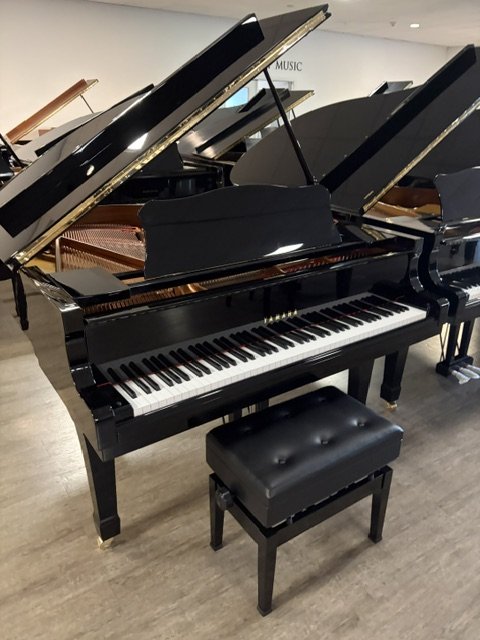 Yamaha C1 5’3 baby grand piano