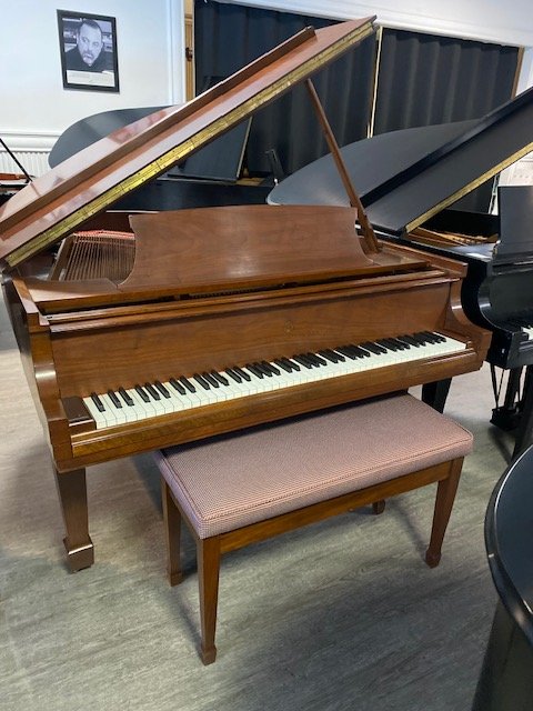 Steinway American handmade Model M 5’7 grand piano in American walnut 