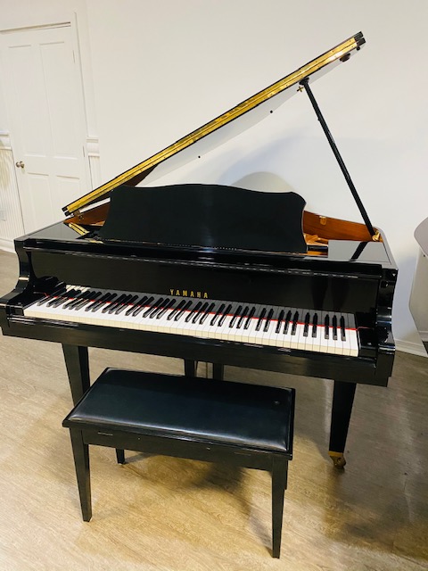 Yamaha 5’3 baby grand piano